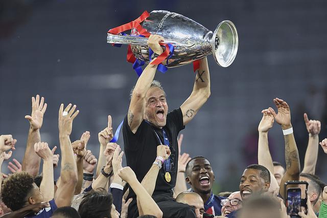 包含意甲赛程吃紧；巴黎圣日耳曼集结日防线松动；悬念犹存；团队化学反应显著的词条